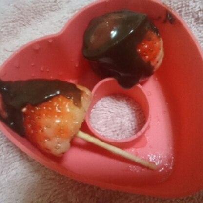 ハッピーバレンタイン❤ハートのシリコンカップで代用してる、苺とチョコはベストカップルだね 美味しかったよ(^^)